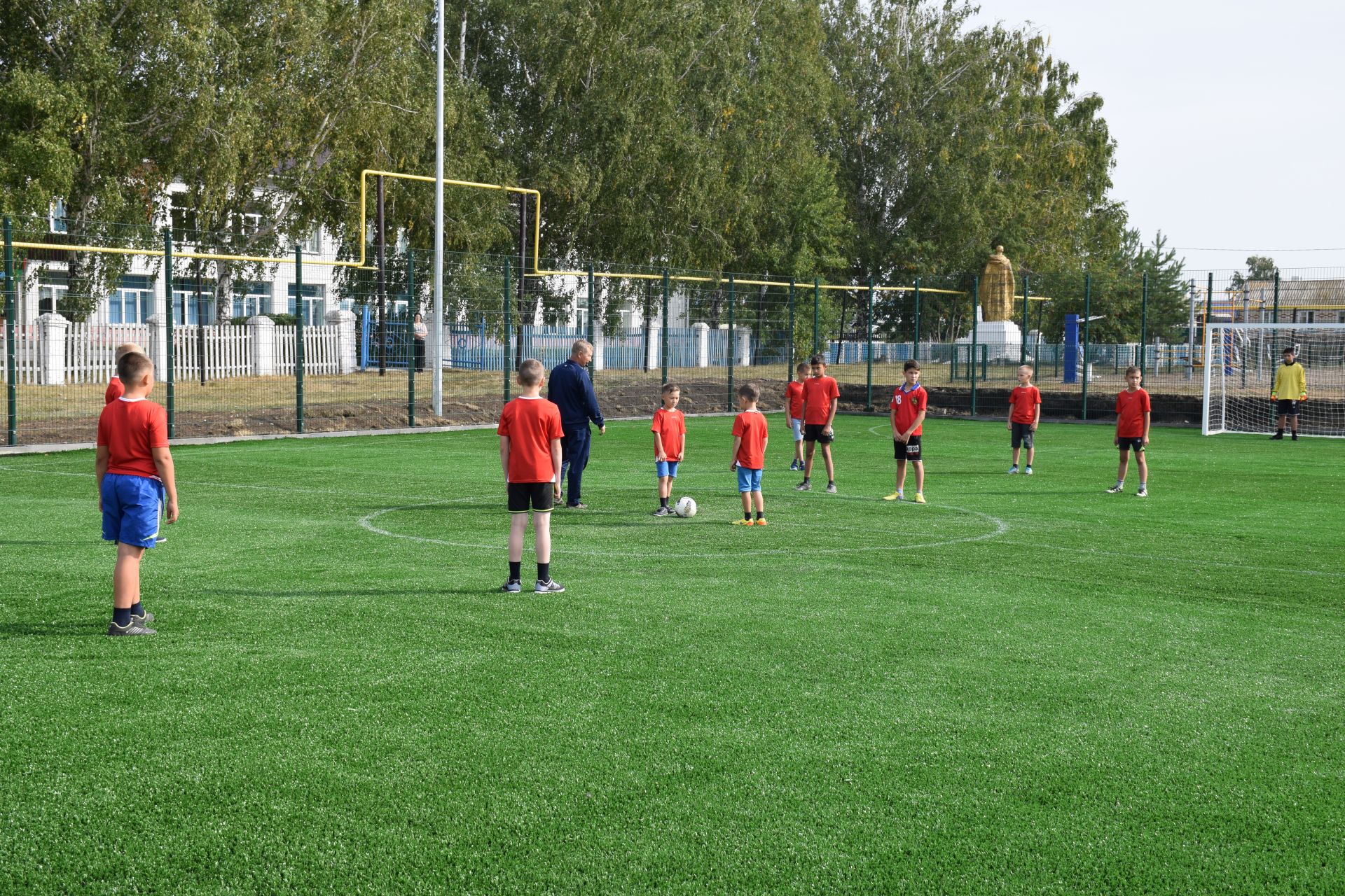 В День знаний в селе Егоркино Нурлатского района открылась футбольная площадка