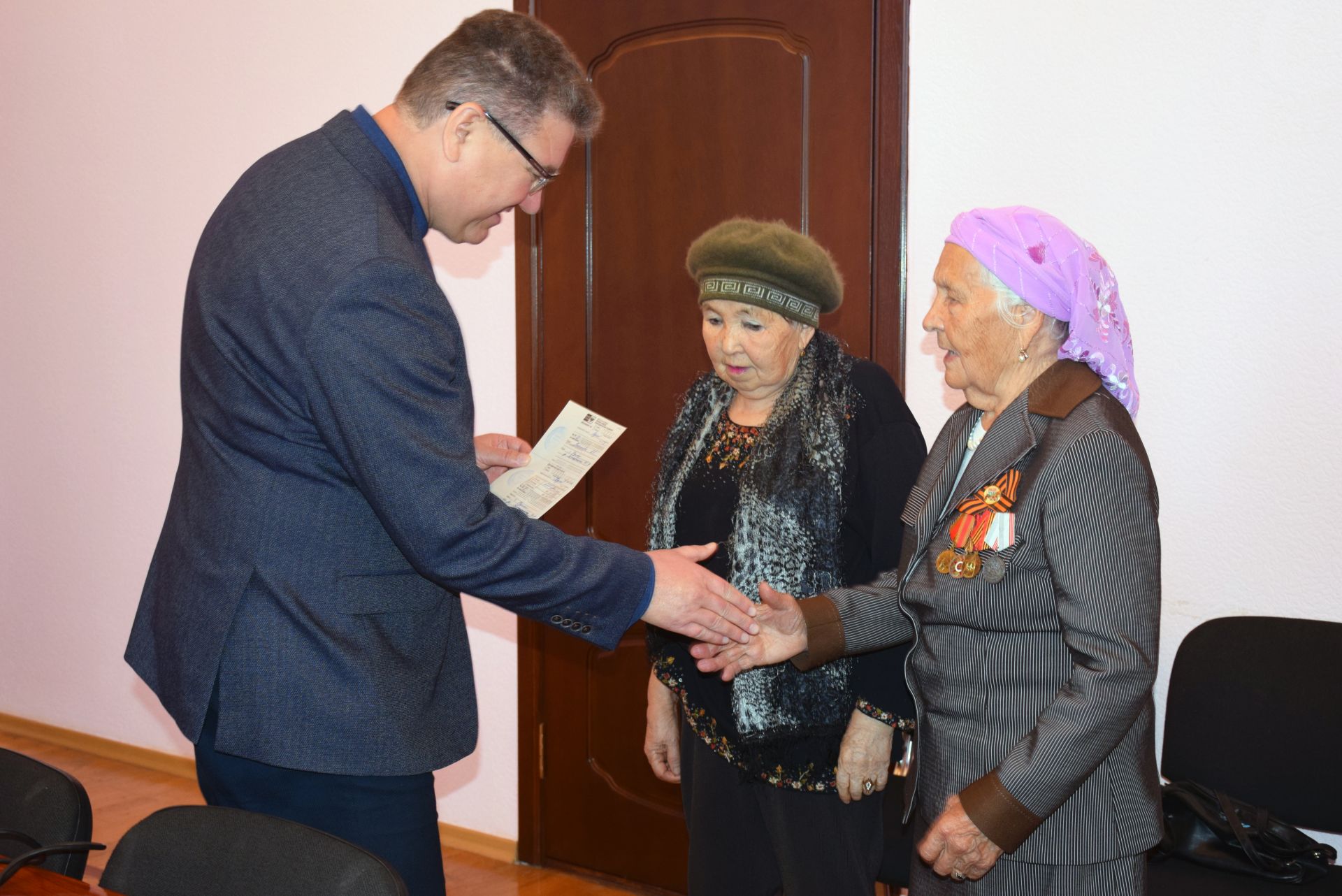 Глава района Алмаз Ахметшин дал старт акции «Подари подписку на «Дружбу» своему ветерану», которую «Нурлат-информ» объявил в  преддверии Дня пожилых людей