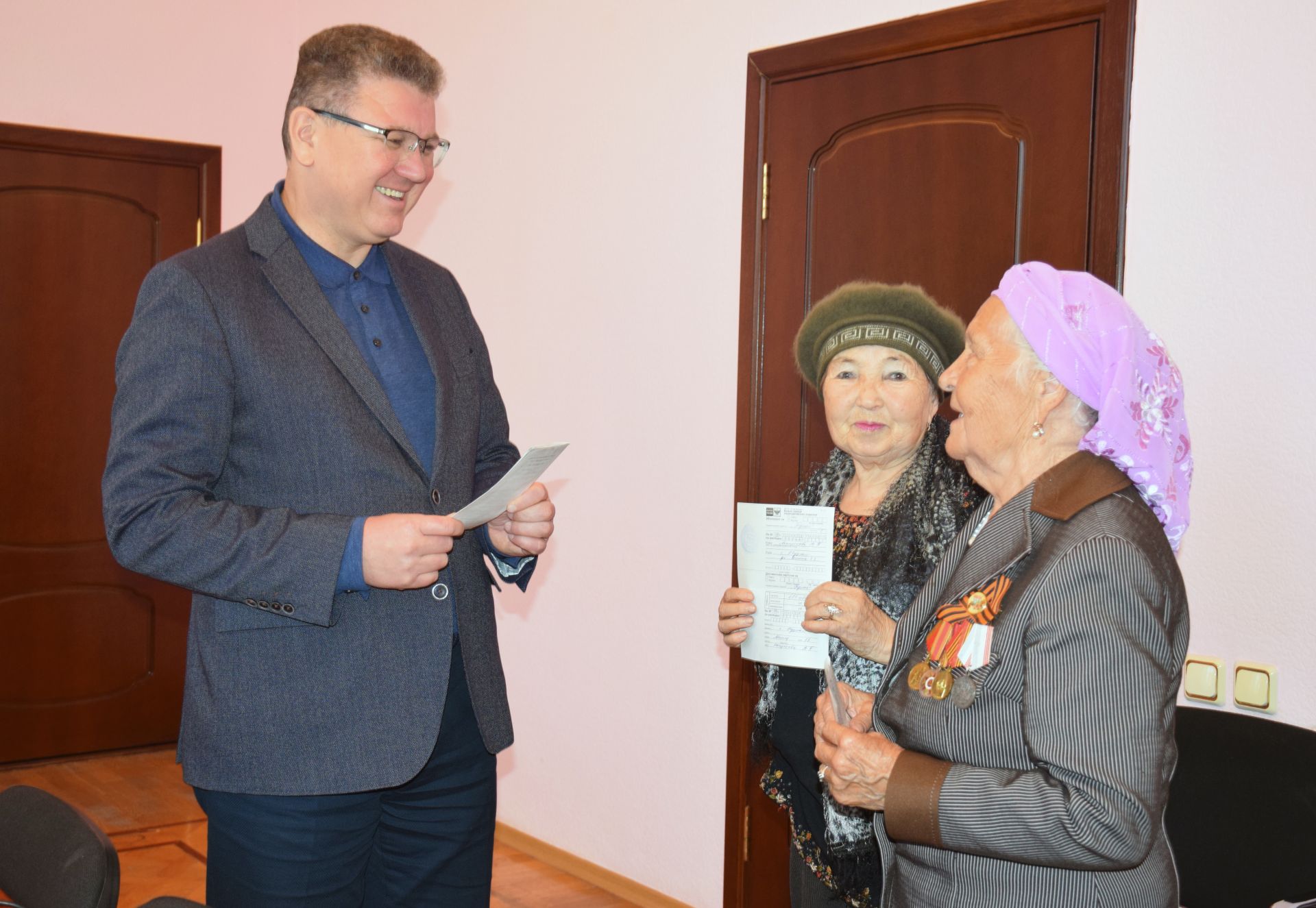 Глава района Алмаз Ахметшин дал старт акции «Подари подписку на «Дружбу» своему ветерану», которую «Нурлат-информ» объявил в  преддверии Дня пожилых людей