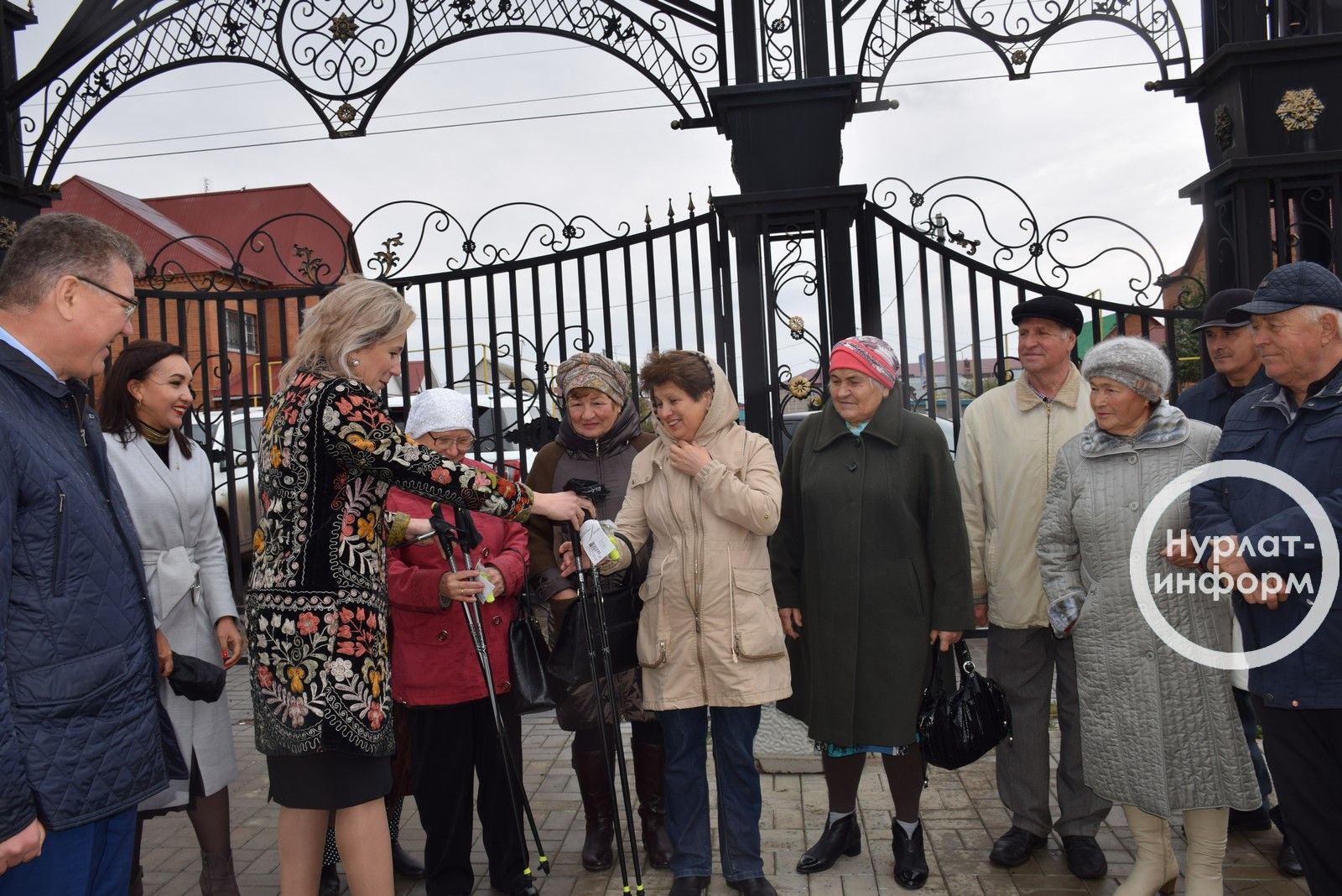 Нурлатские пенсионеры получили подарки от депутата