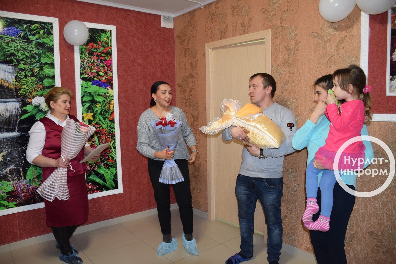 Нурлат: самый первый документ родителям двух новорожденных девочек вручили торжественно прямо в роддоме