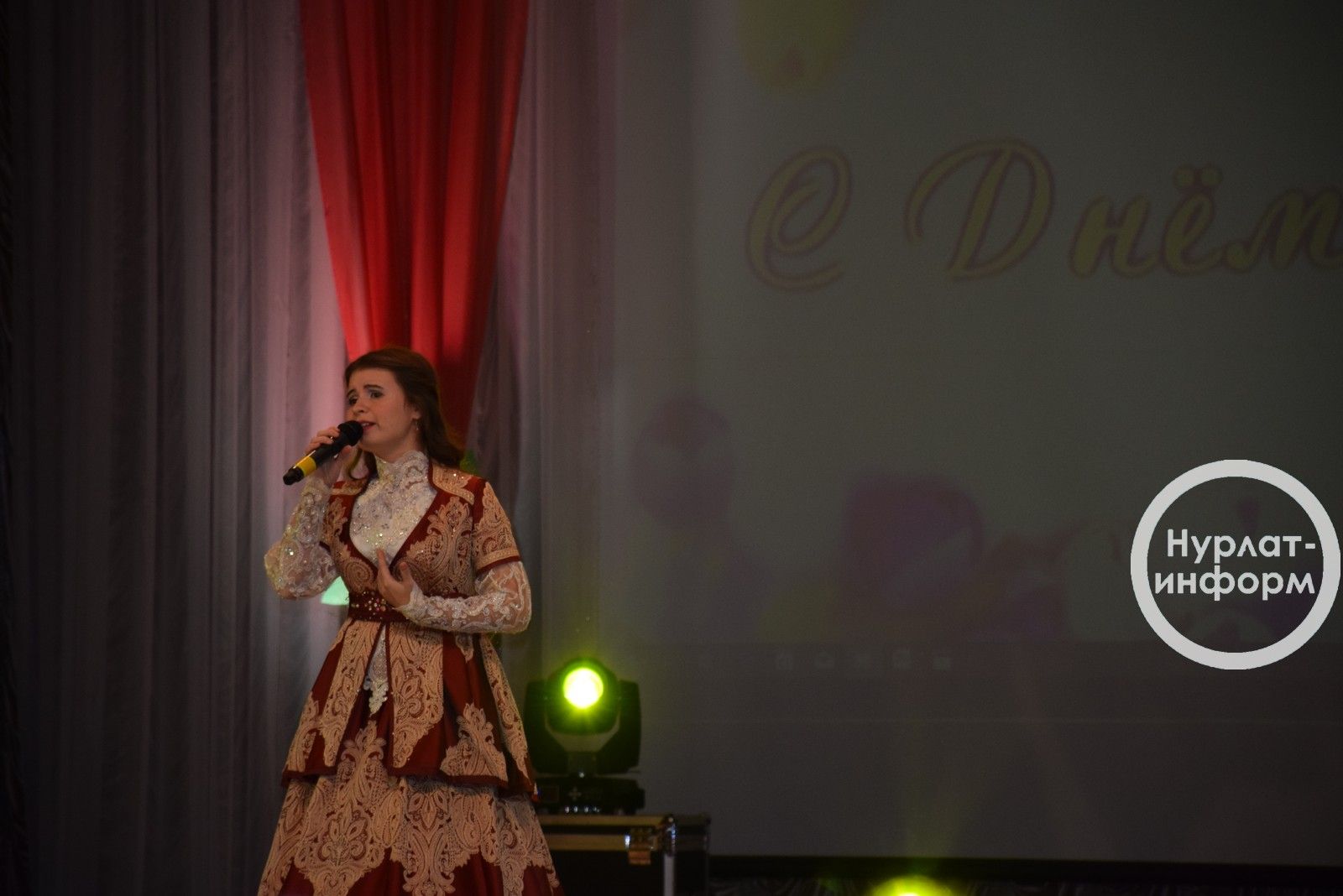 Мамы Нурлата принимали поздравление на праздничном концерте