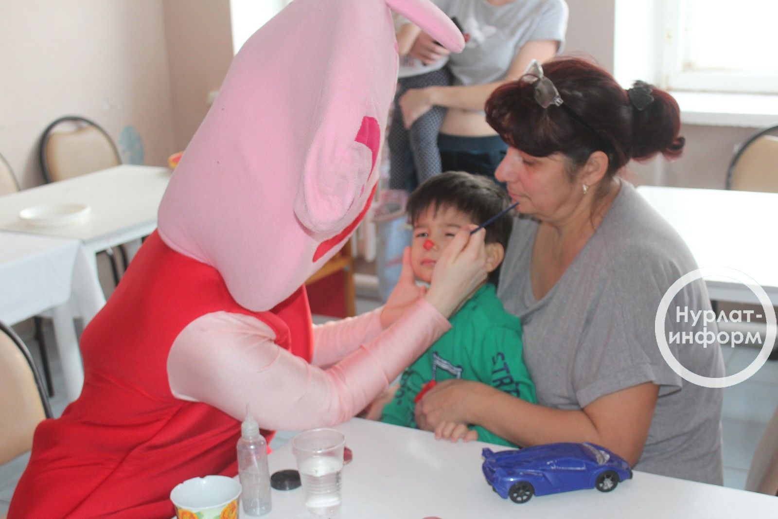 Маленьких пациентов Нурлатской ЦРБ поздравил Дед Мороз, а аниматоры порадовали их неожиданными сюрпризами