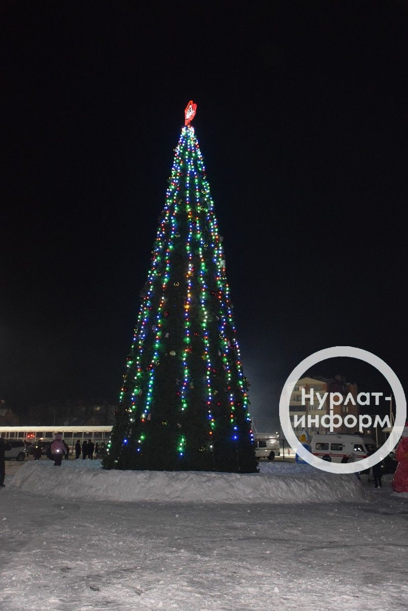 В Нурлате открылась главная новогодняя елка