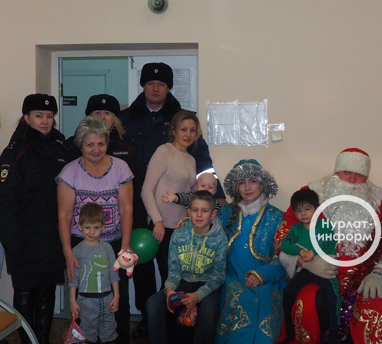 К юным нурлатцам приходит полицейский Дед Мороз