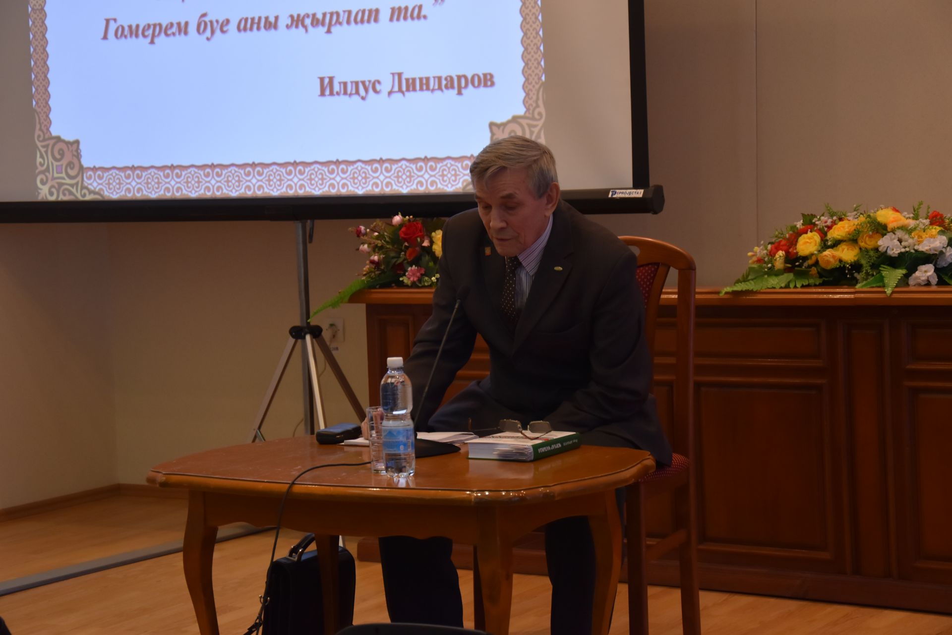 Сегодня нурлатцам представили новую книгу Ильдуса Диндарова «Чорлар чатында»