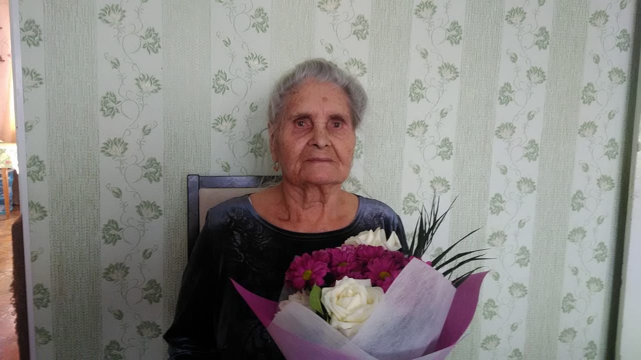 В Нурлате труженицу тыла поздравили с 90-летием
