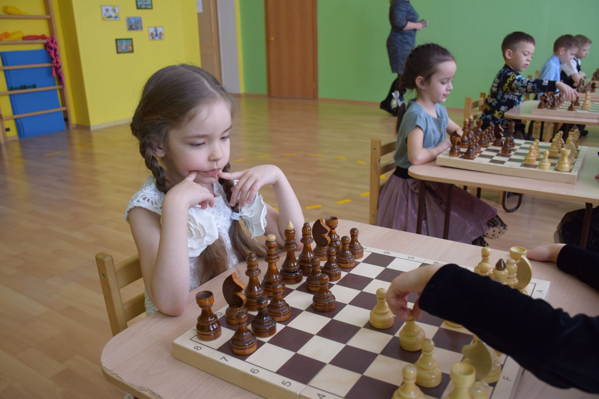 Нурлатские дошкольники играют в шахматы