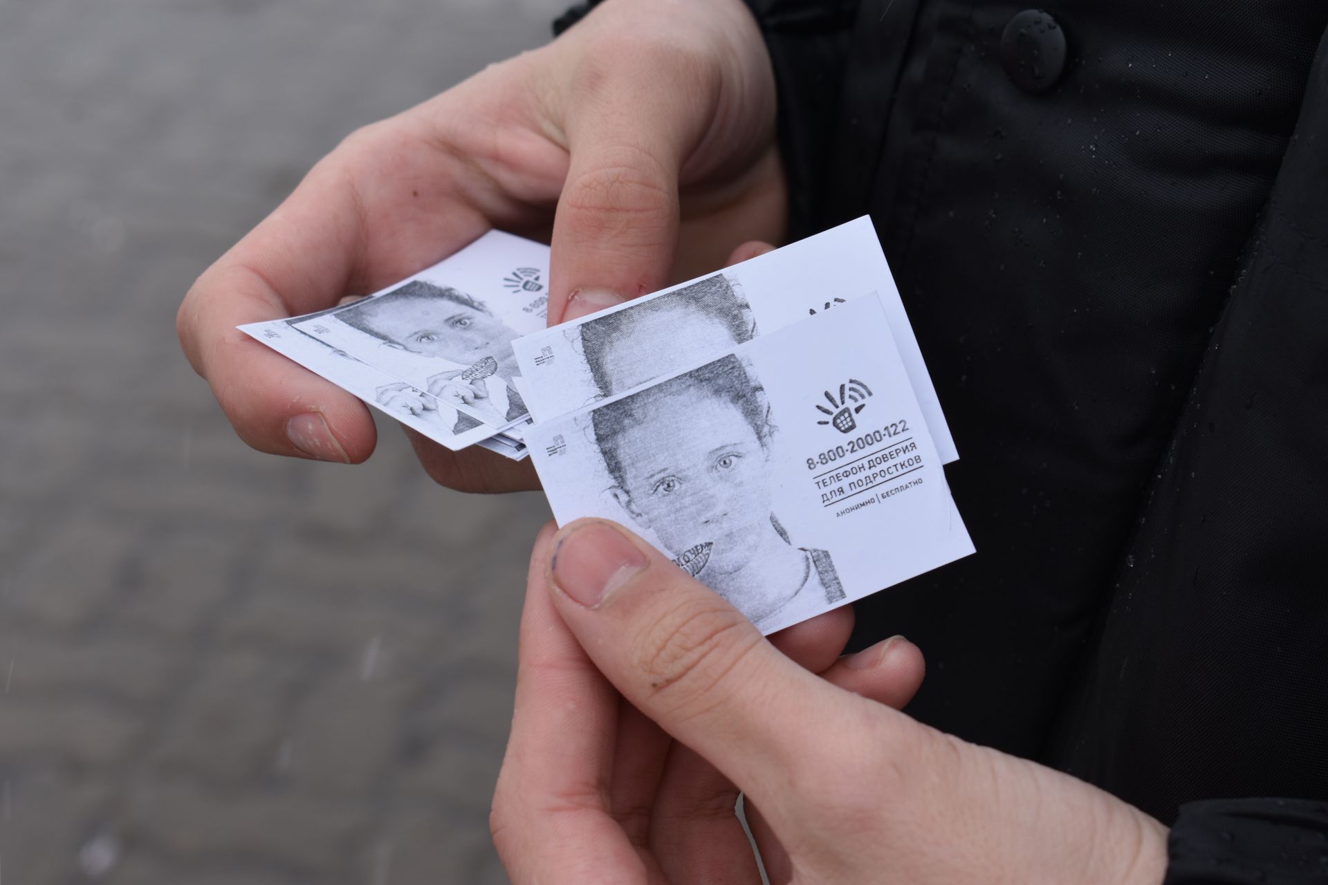 Нурлат: члены “Форпост” раздали жителям города информационные визитки с номером Детского телефона доверия