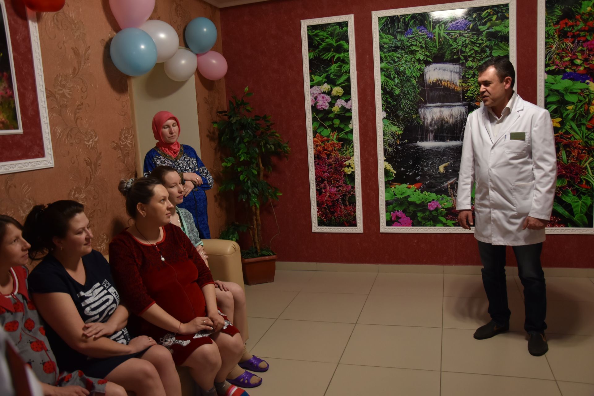 Главный врач Нурлатской ЦРБ поздравил пациенток родильного дома с 8 Марта