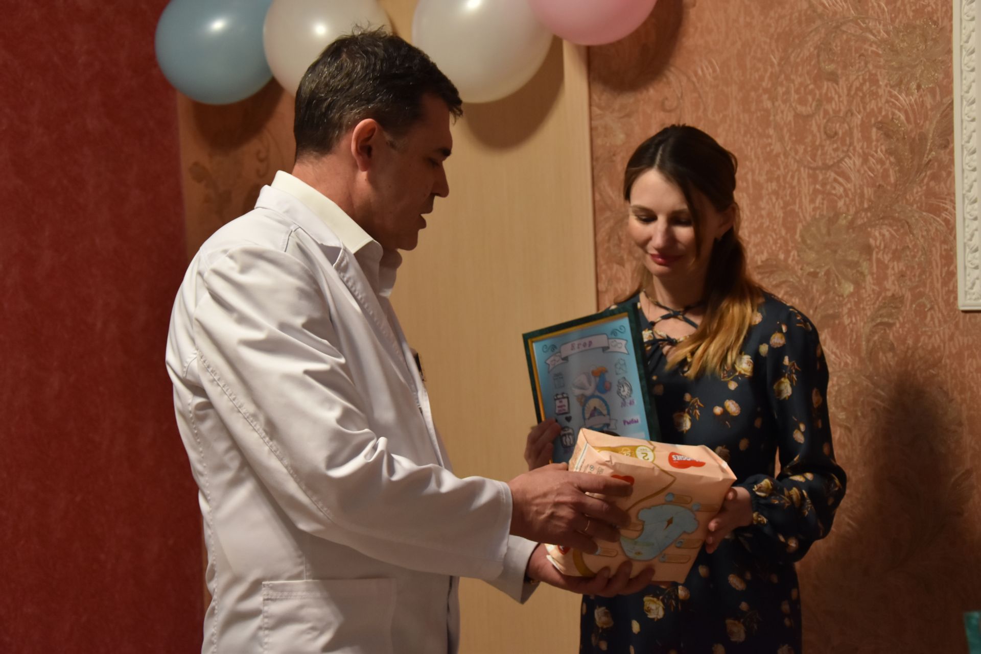 Главный врач Нурлатской ЦРБ поздравил пациенток родильного дома с 8 Марта