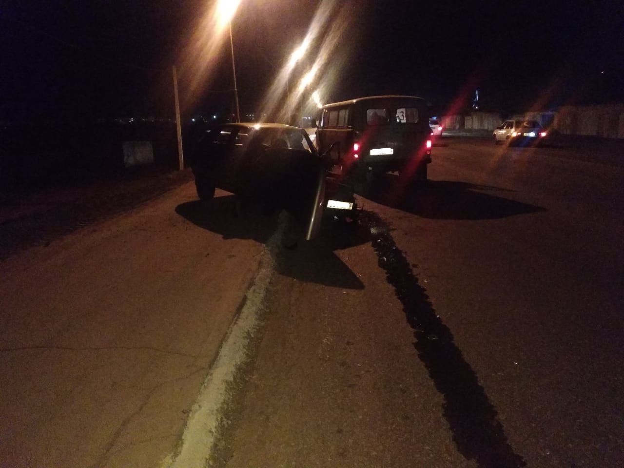 В Нурлате пьяный водитель на «ВАЗ-2112» врезался в большегруз