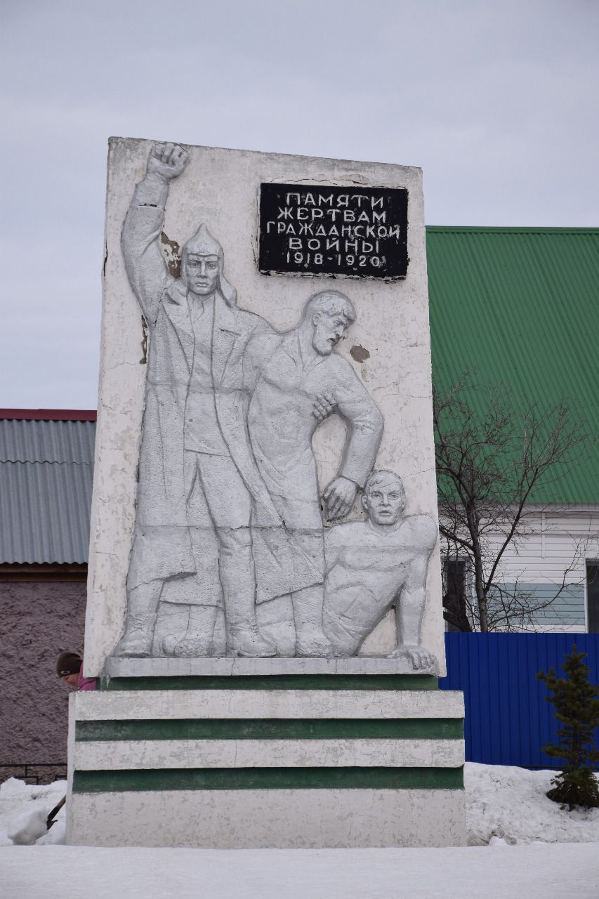 Нурлатские единороссы начали санитарно-экологический двухмесячник с уборки территории памятника жертвам гражданской войны