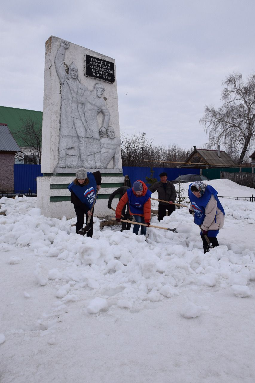 Нурлатские единороссы начали санитарно-экологический двухмесячник с уборки территории памятника жертвам гражданской войны