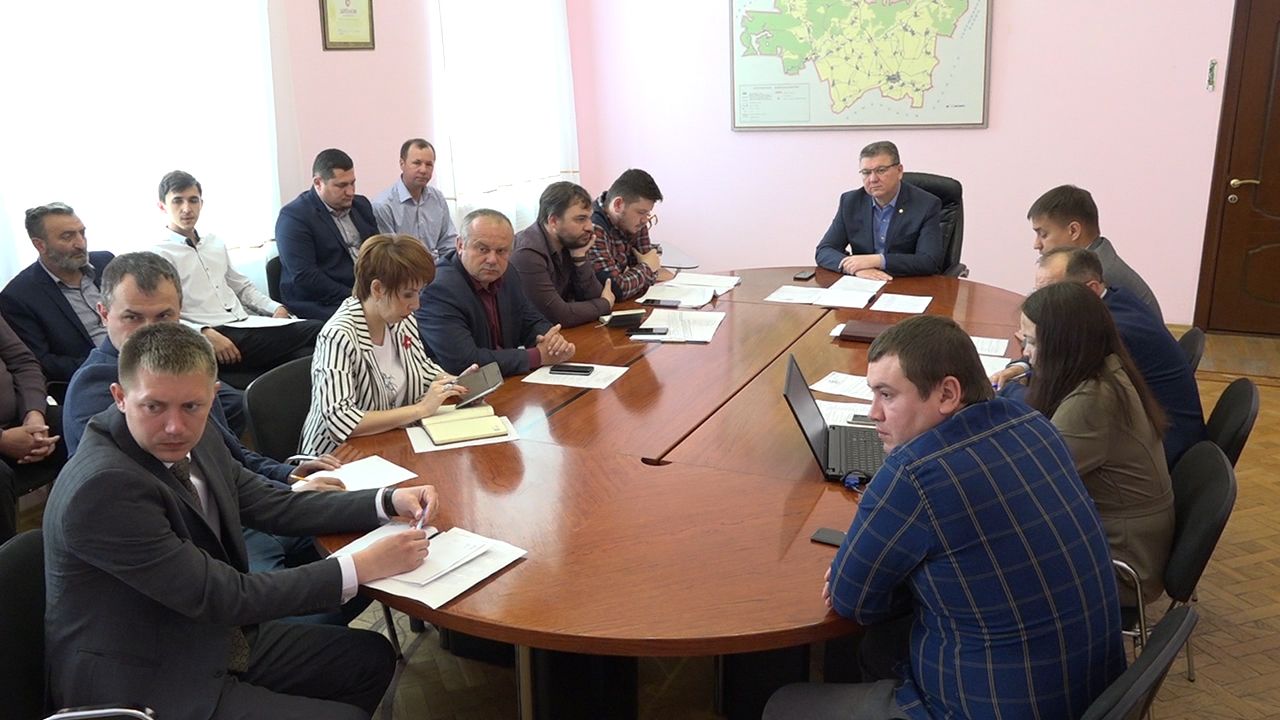 Сегодня в Нурлате под началом главы района Алмаза Ахметшина прошло совещание о ходе работ по строящимся и капитально ремонтируемым объектам