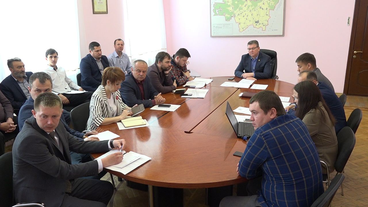 Сегодня в Нурлате под началом главы района Алмаза Ахметшина прошло совещание о ходе работ по строящимся и капитально ремонтируемым объектам