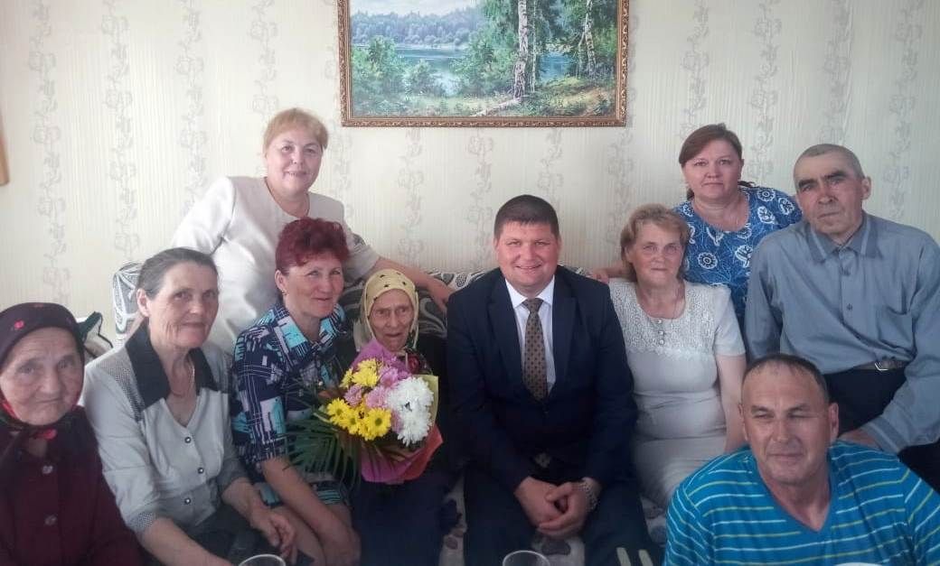 В Нурлатском районе труженицу тыла поздравили с 90-летием