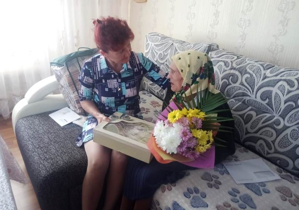 В Нурлатском районе труженицу тыла поздравили с 90-летием