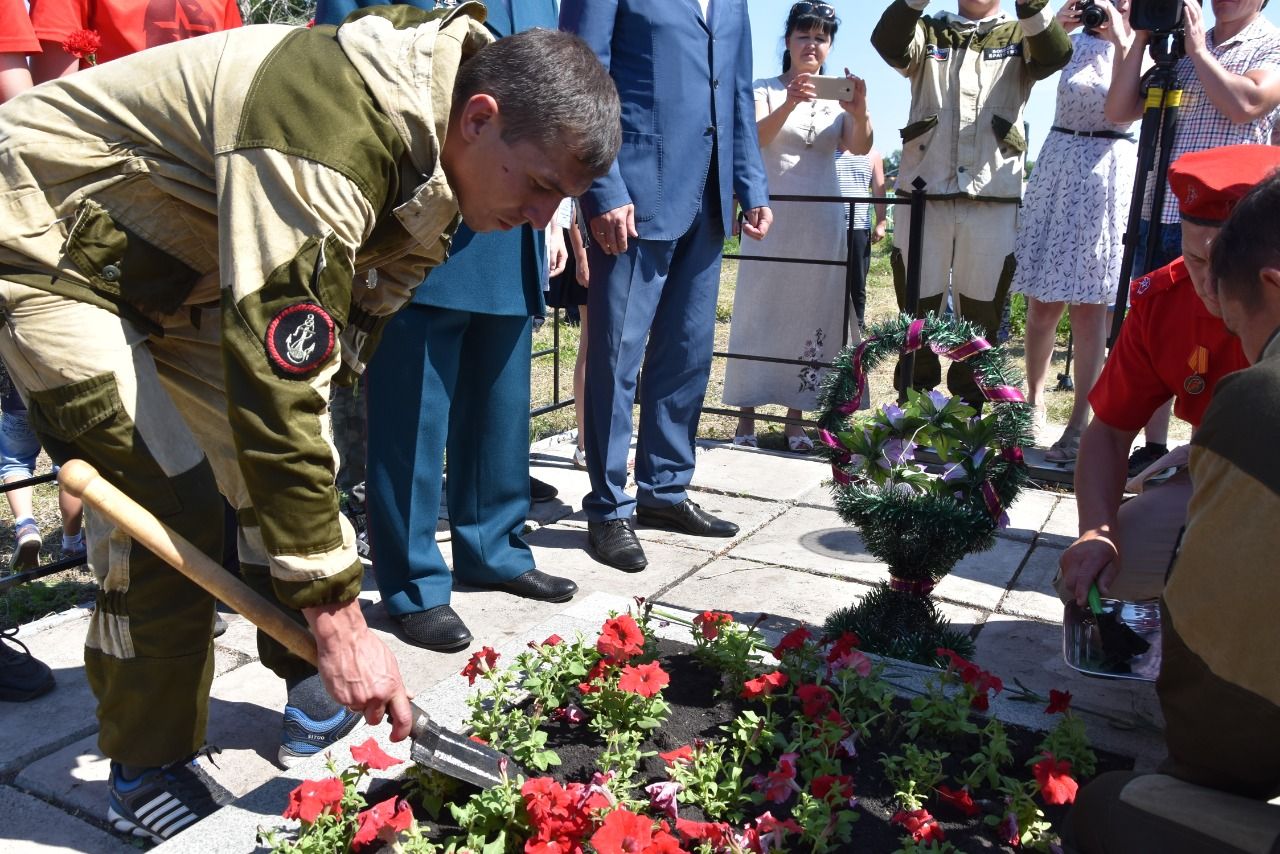 Горсть земли с братской могилы  Нурлатского района будет храниться в Главном Храме Вооруженных сил России