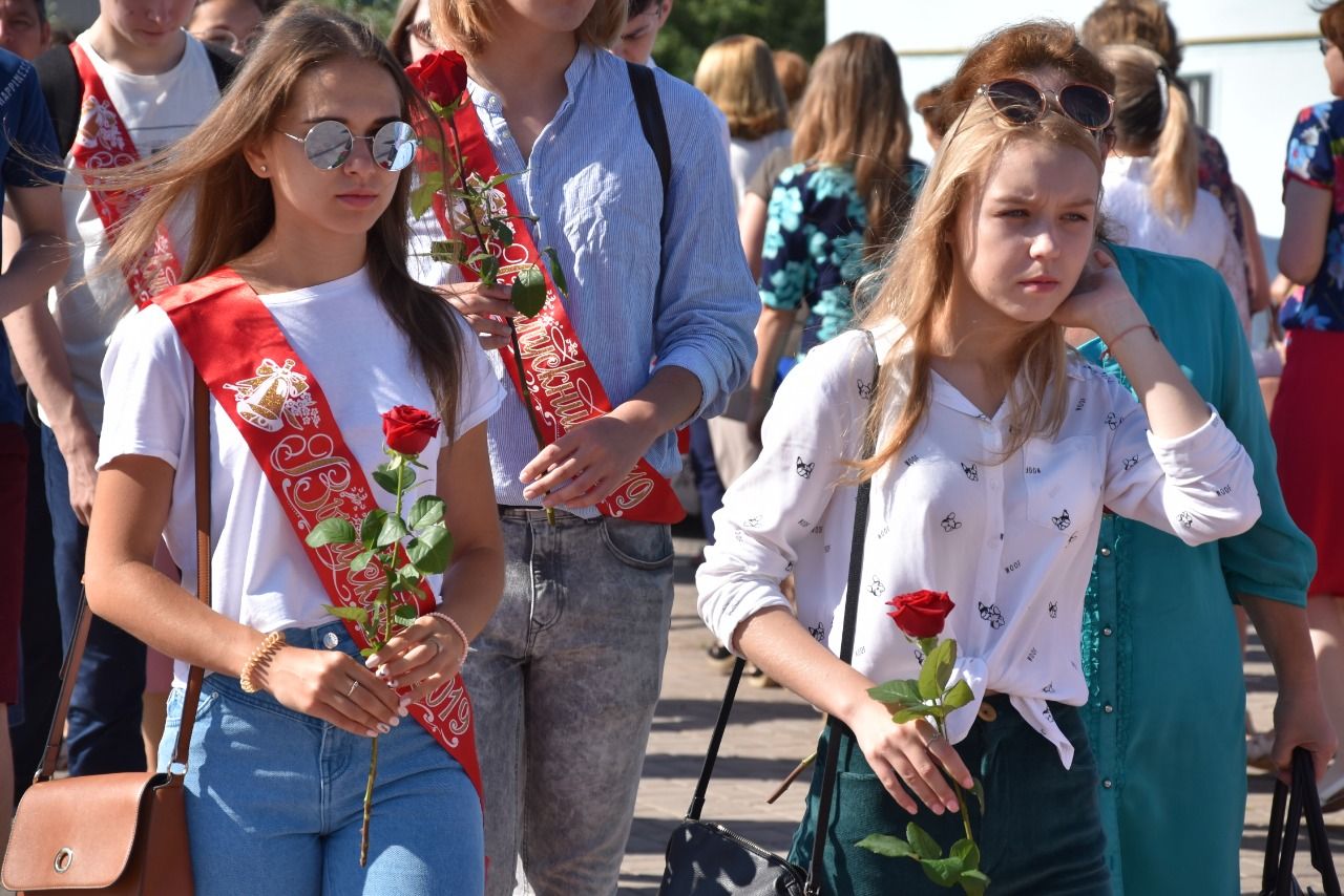В Нурлате День памяти и скорби начался с возложения венков и торжественного митинга