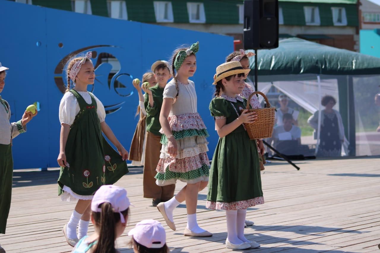 В Нурлате прошел ежегодный районный фестиваль детского творчества «Веселая карусель-2019»
