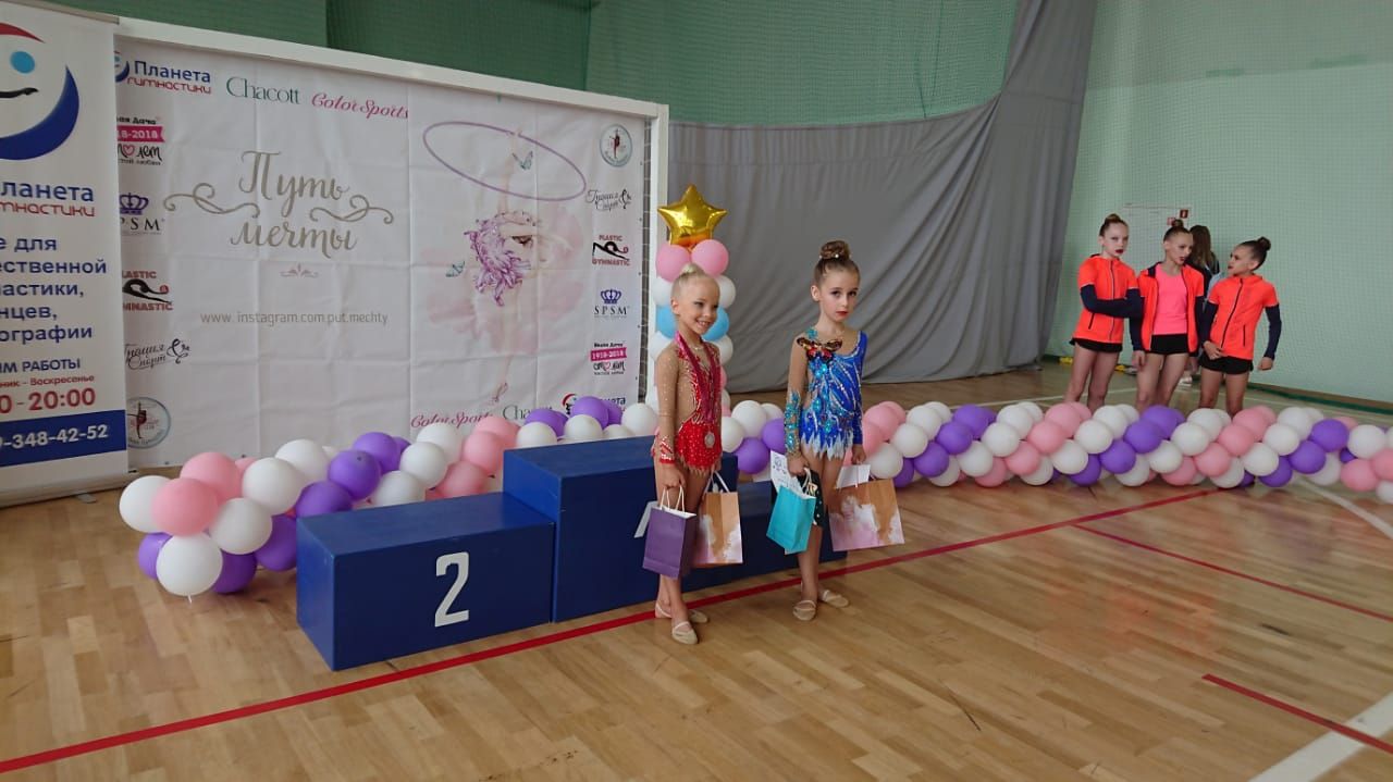 Нурлатскую гимнастку наградила многократная чемпионка России Екатерина Селезнева