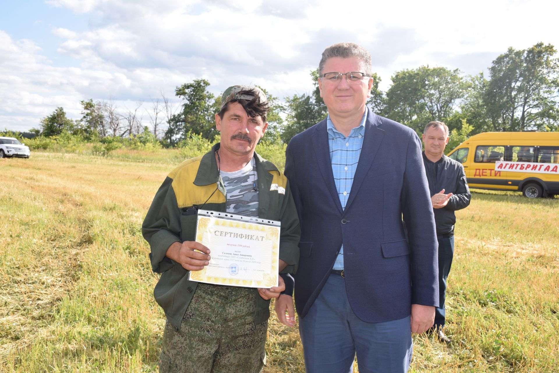 Глава Нурлатского района наградил передовых комбайнеров КФХ «Сулейманов А.И.»