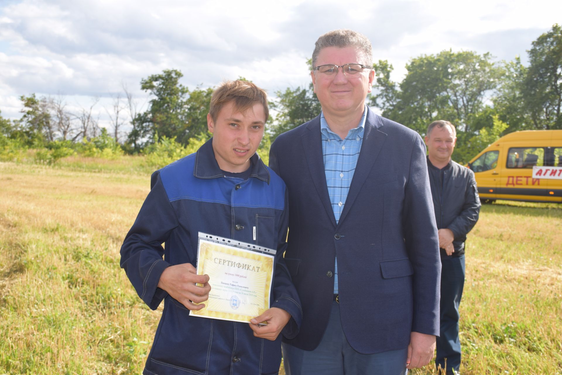 Глава Нурлатского района наградил передовых комбайнеров КФХ «Сулейманов А.И.»