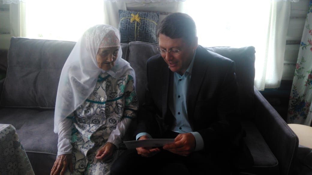 90-летняя жительница Нурлатского района принимает поздравления с юбилеем
