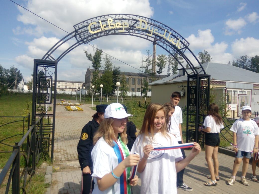 Нурлатская молодежь провела акцию «Горжусь Российским флагом»