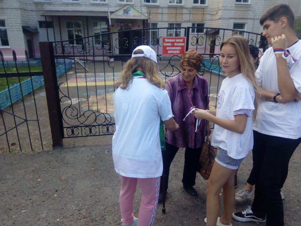 Нурлатская молодежь провела акцию «Горжусь Российским флагом»