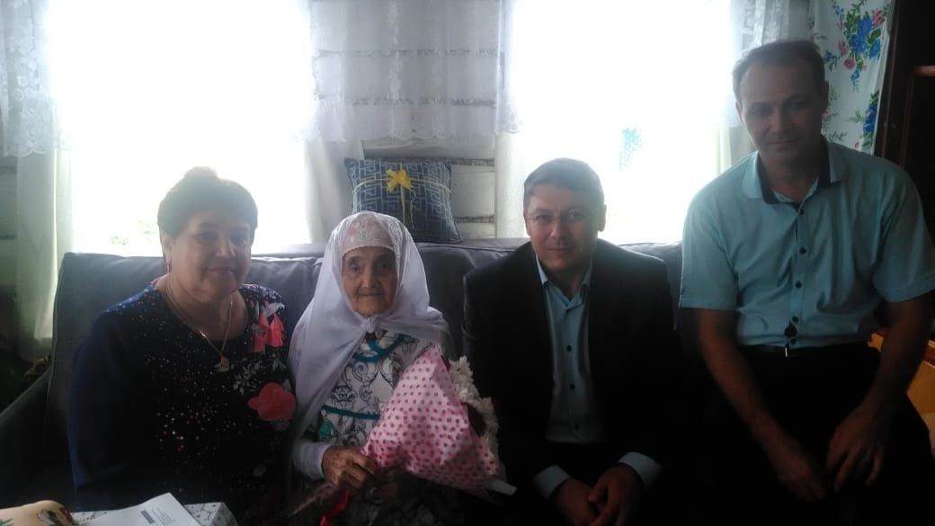 90-летняя жительница Нурлатского района принимает поздравления с юбилеем
