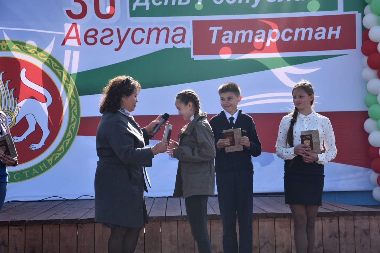 Юные нурлатцы в День Республики Татарстан получили паспорта