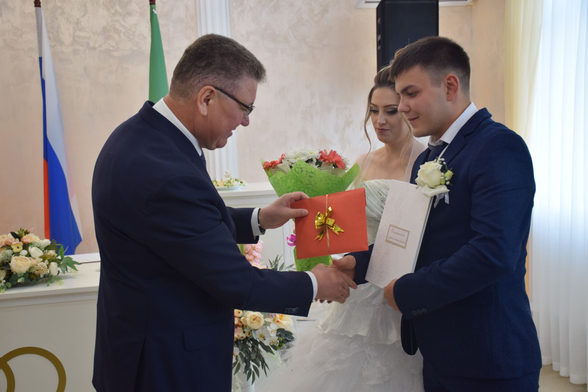 В Нурлате в новом Дворце бракосочетаний зарегистрировали первый брак