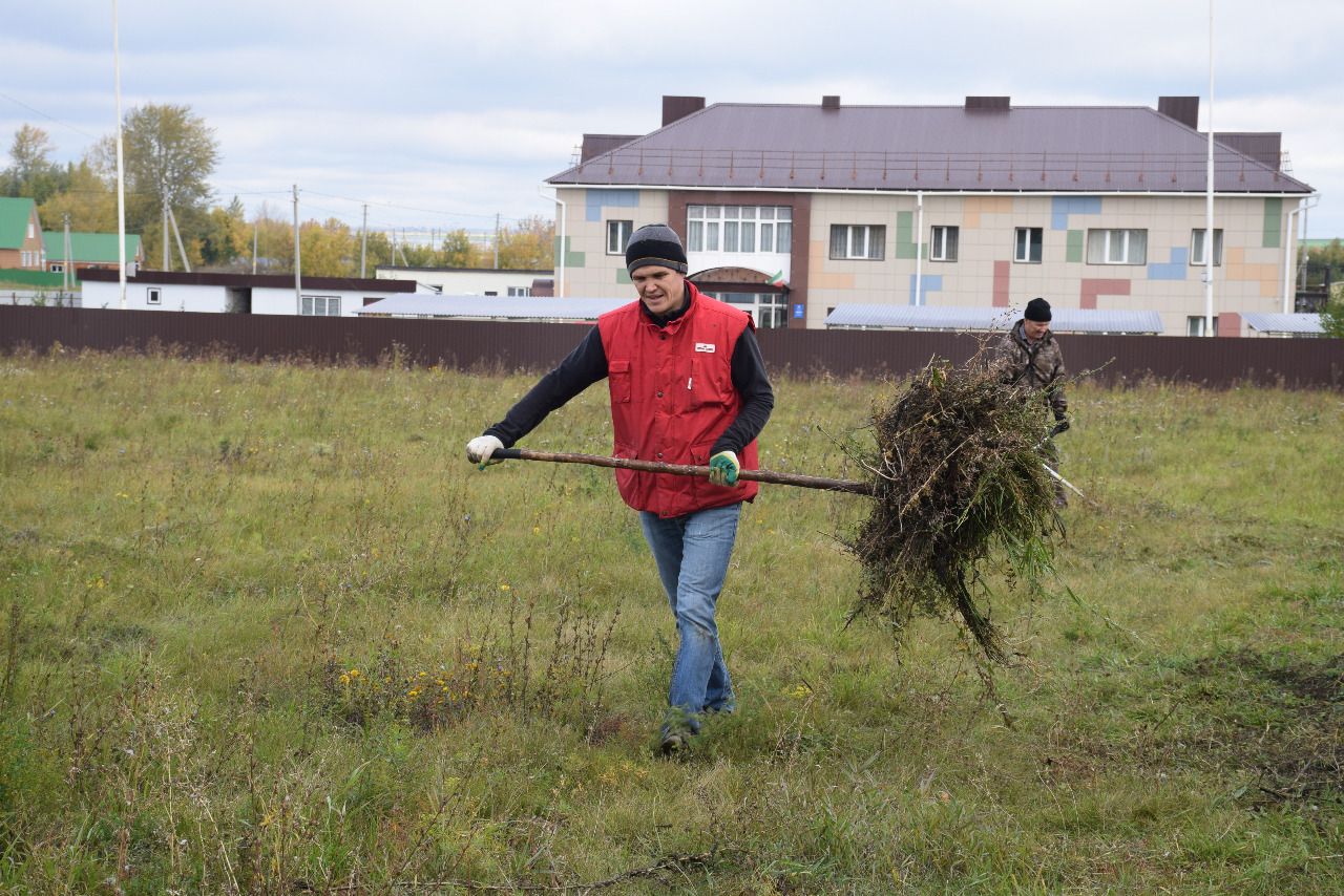 Жители микрорайона Курмыш провели большой субботник в рамках  Всероссийской акции “Зеленая Россия”