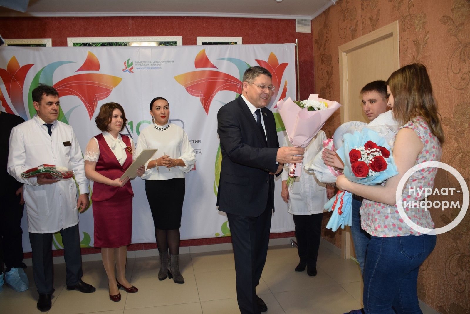 Родителям первого в новом году малыша в Нурлате вручили памятную медаль в честь 100-летия ТАССР