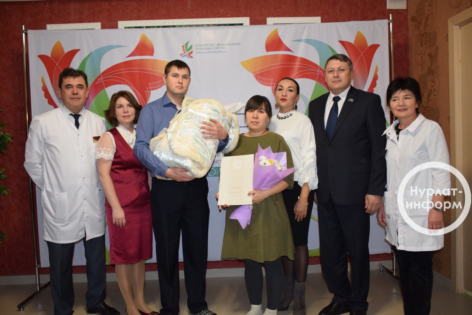 Родителям первого в новом году малыша в Нурлате вручили памятную медаль в честь 100-летия ТАССР