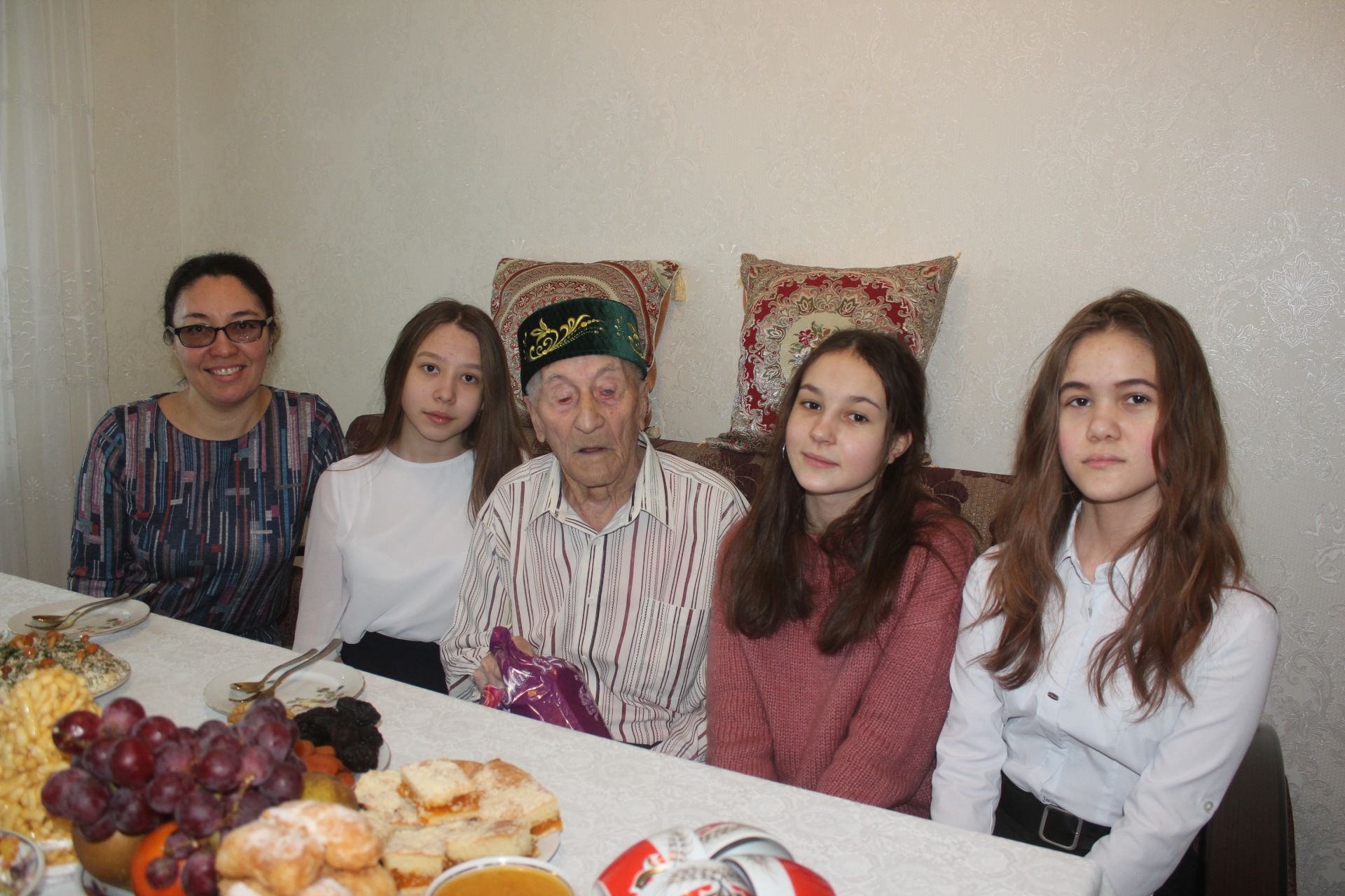 Глава Нурлатского района Алмаз Ахметшин поздравил ветерана  с юбилеем