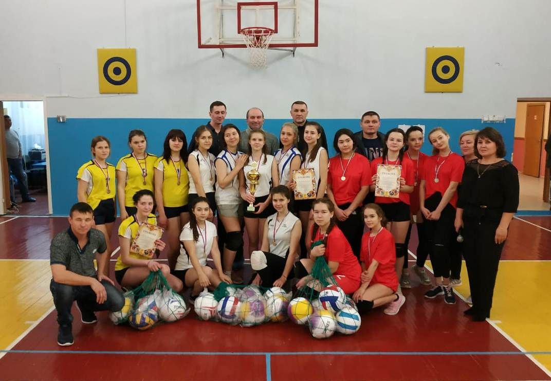 В Нурлате проходит турнир по волейболу на Кубок главы