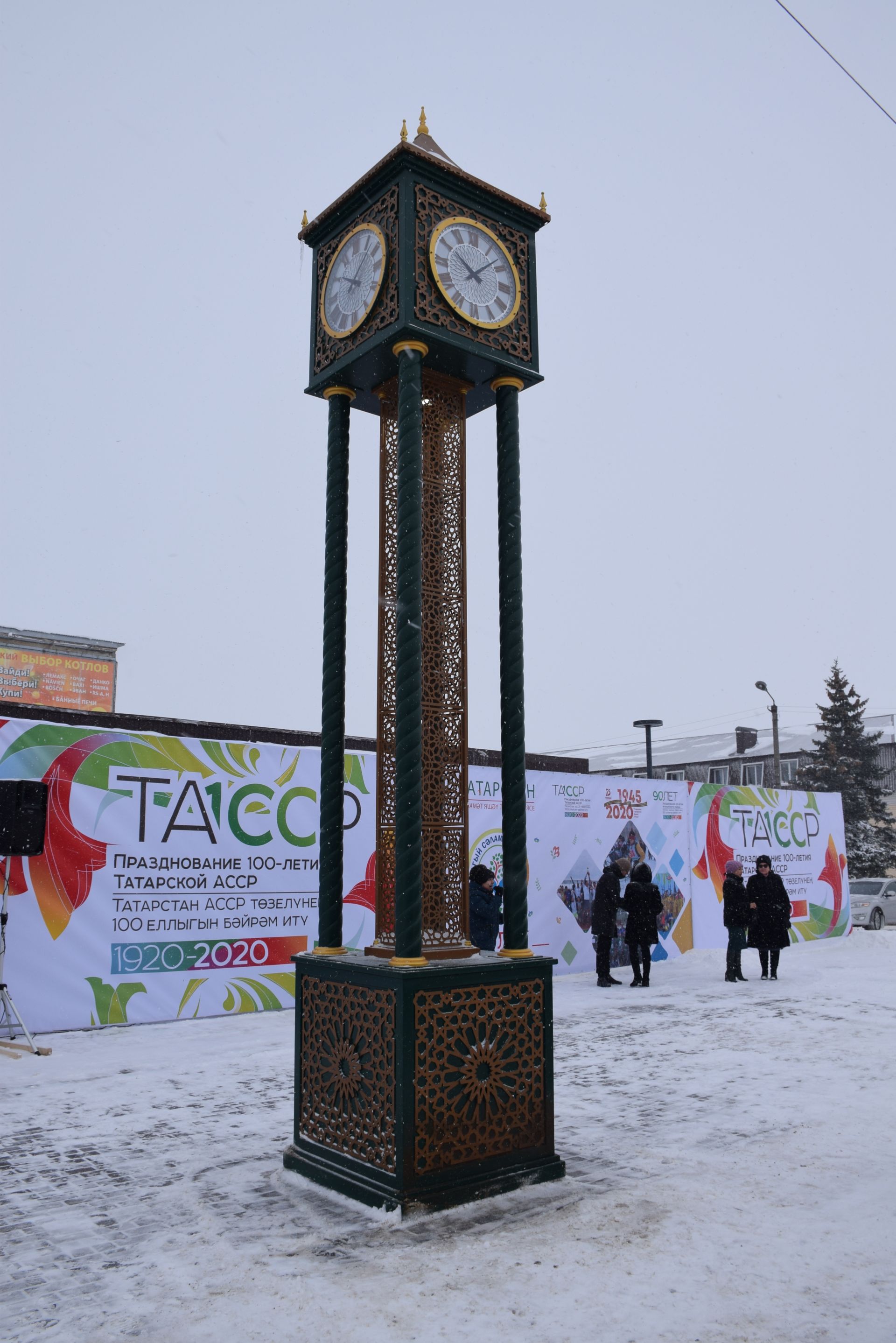В Нурлате установили городские часы высотой более 6 метров
