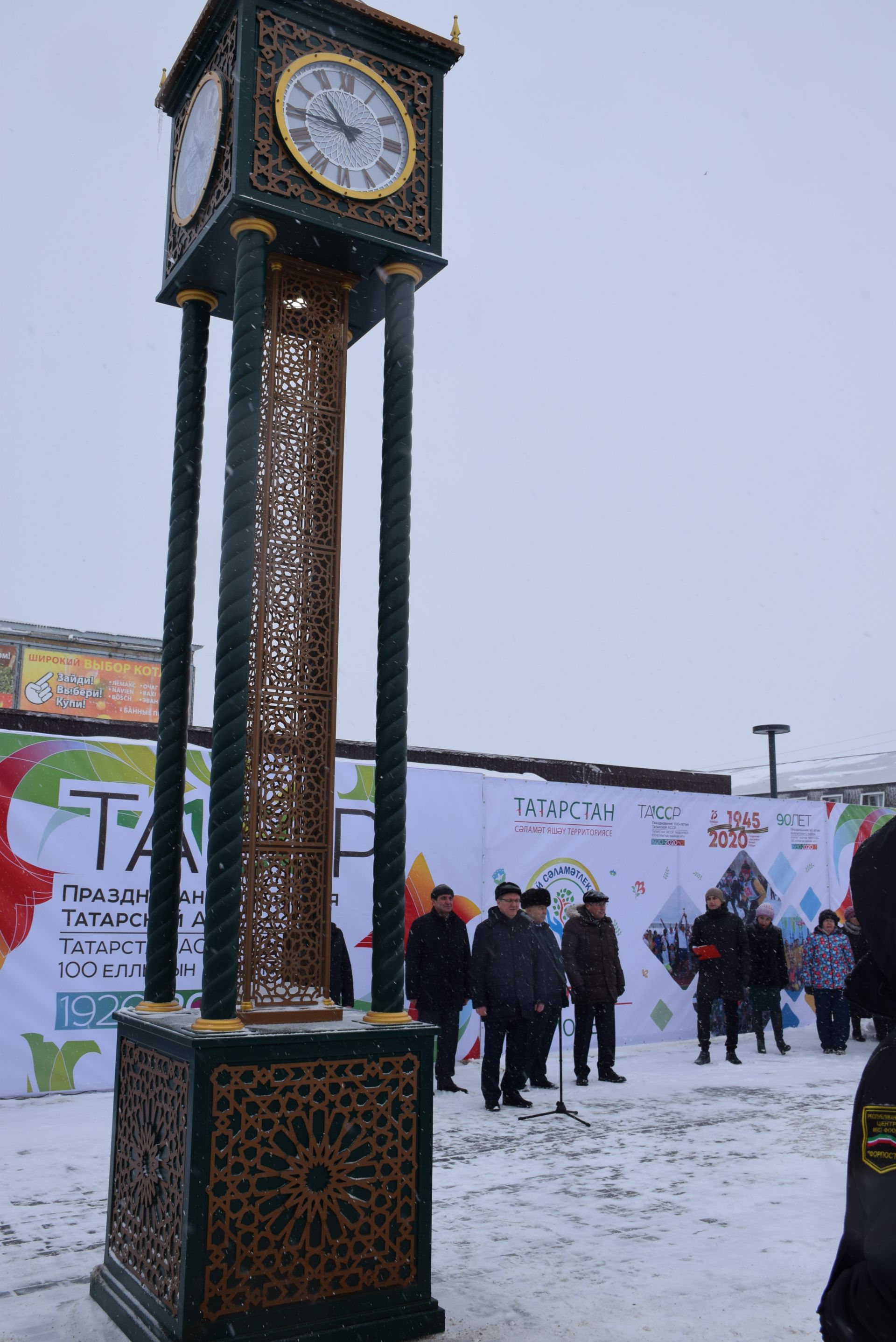 В Нурлате установили городские часы высотой более 6 метров