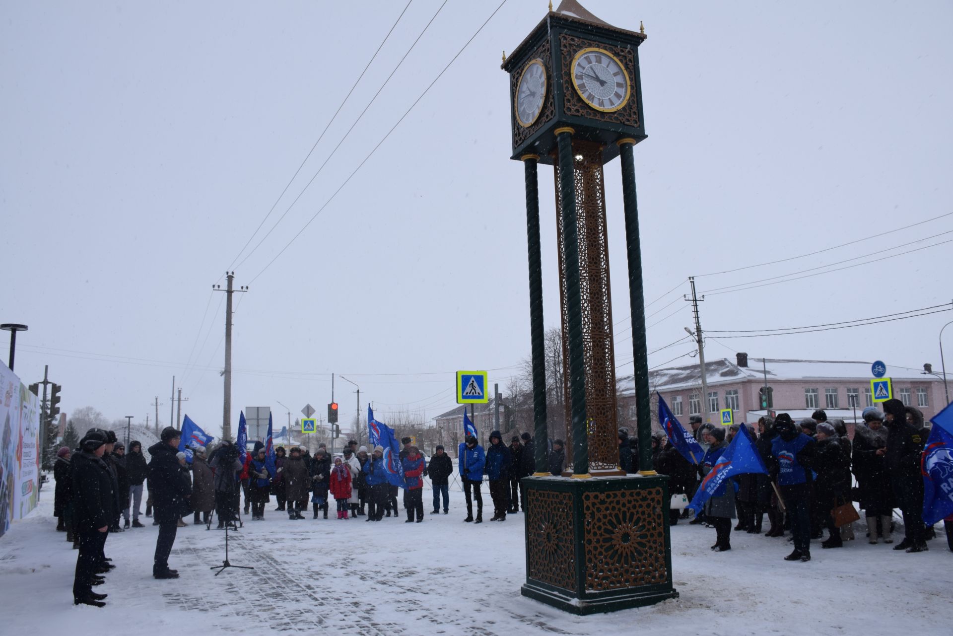 В Нурлате установили городские часы высотой более 6 метров