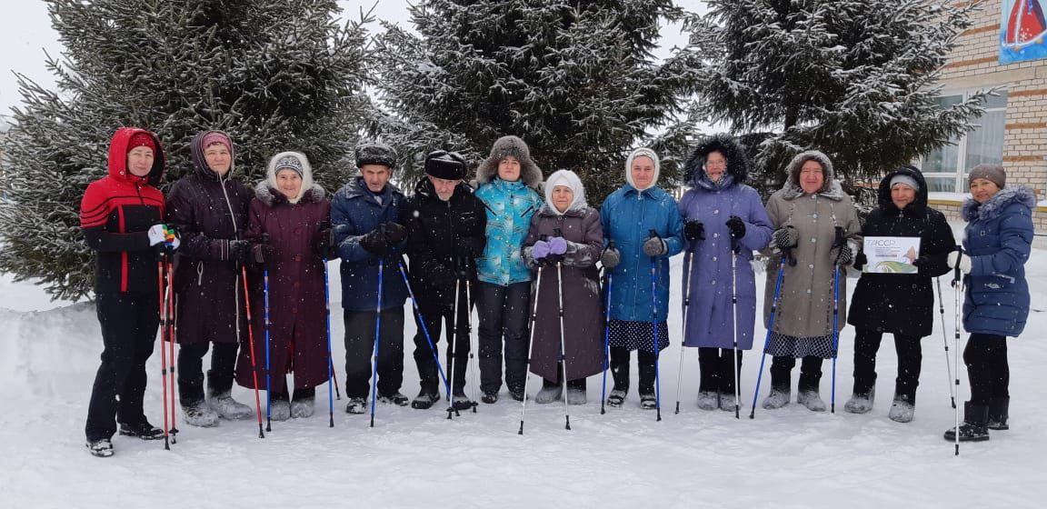 Пенсионеры из Кичкальни осваивают технику скандинавской ходьбы