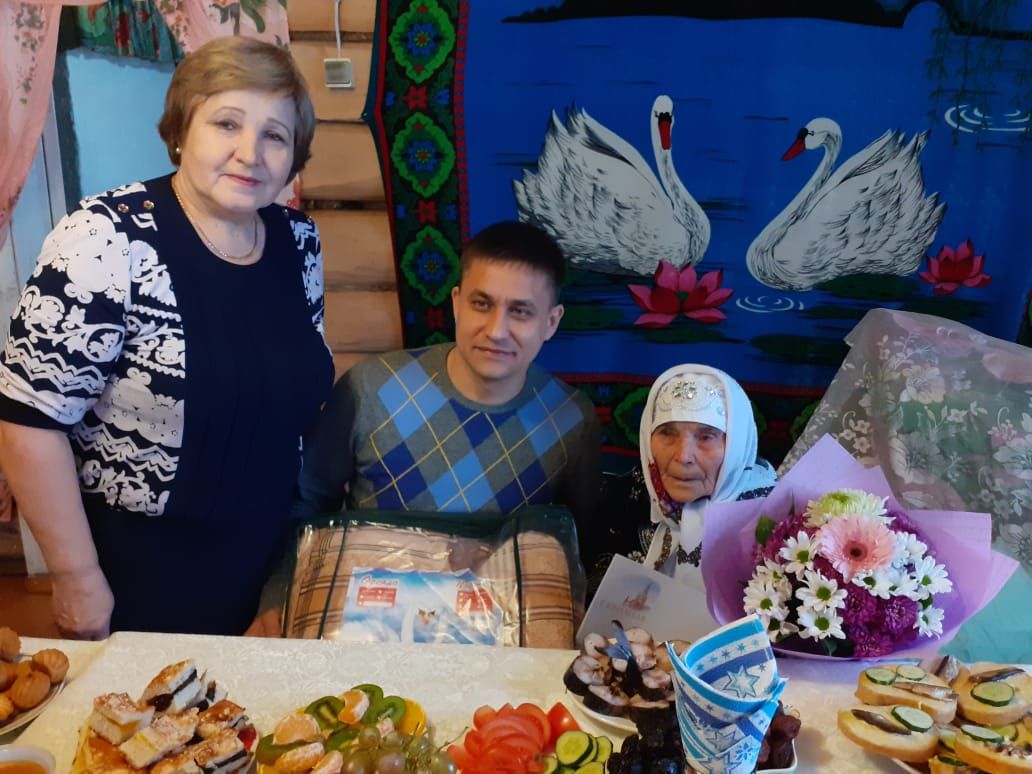 Жительницу деревни Бикулово Нурлатского района поздравили с 90-летним юбилеем