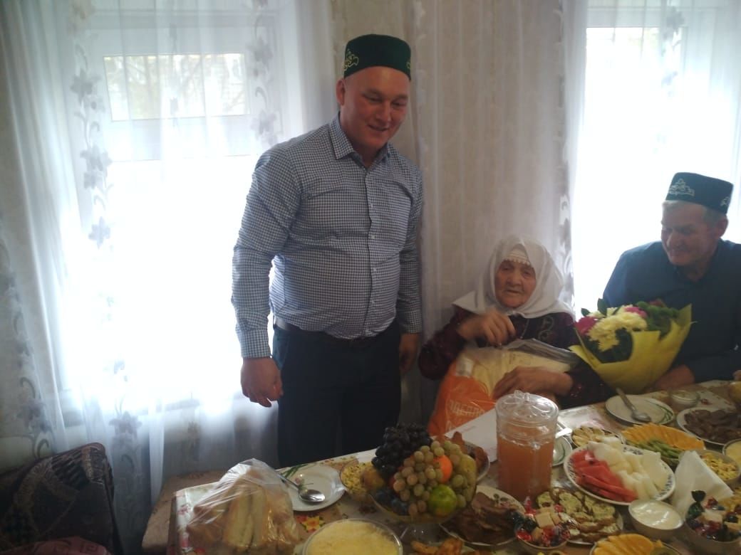 В деревне Светлое Озеро с 90-летним юбилеем поздравили Васиму Сатдарову