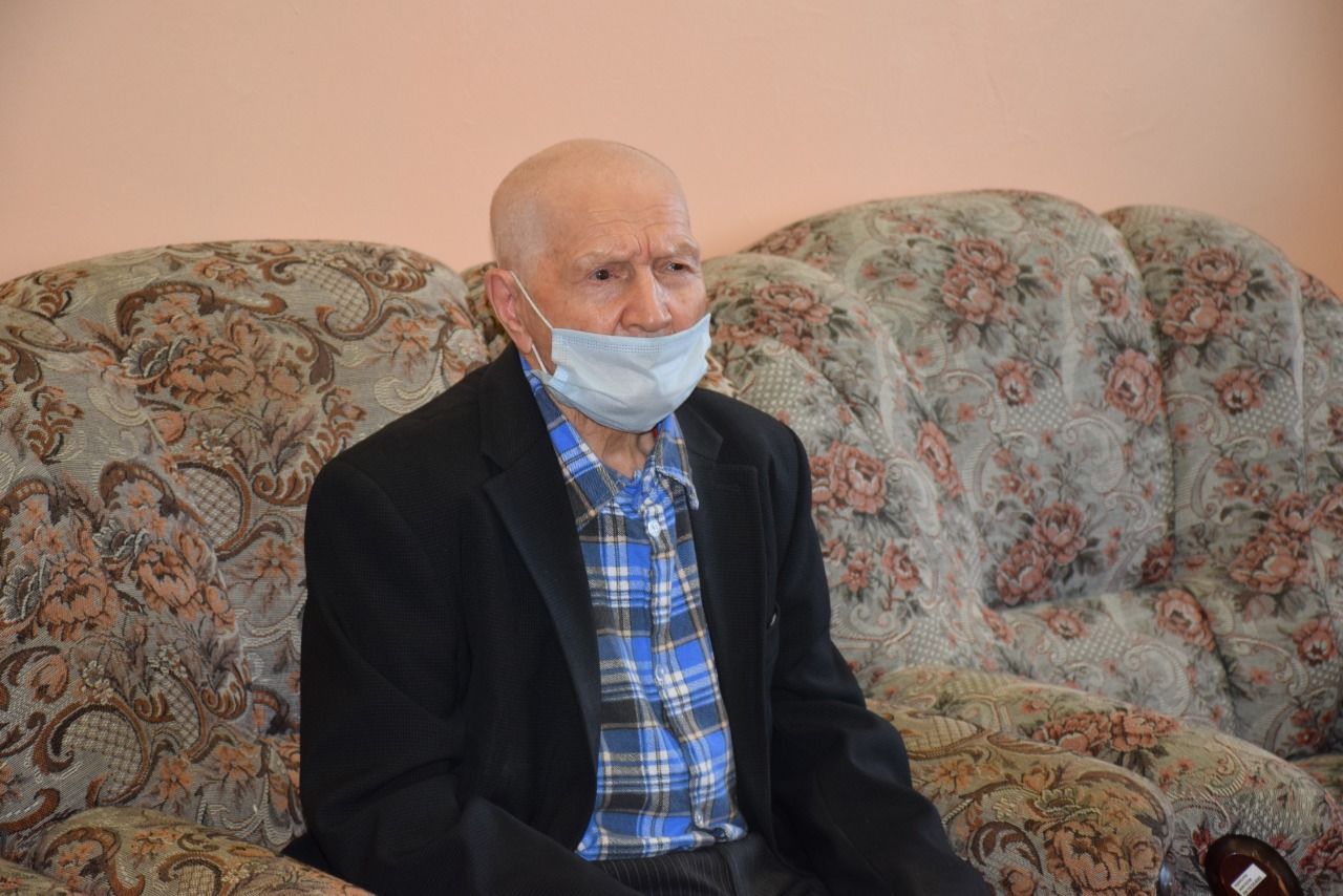 Александр Шадриков поздравил жителей Нурлатского дома-интерната с Днем пожилых людей