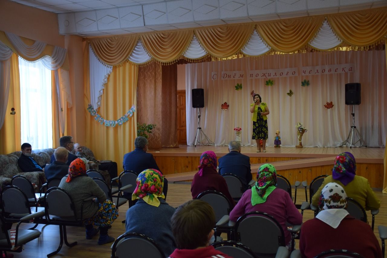 Александр Шадриков поздравил жителей Нурлатского дома-интерната с Днем пожилых людей