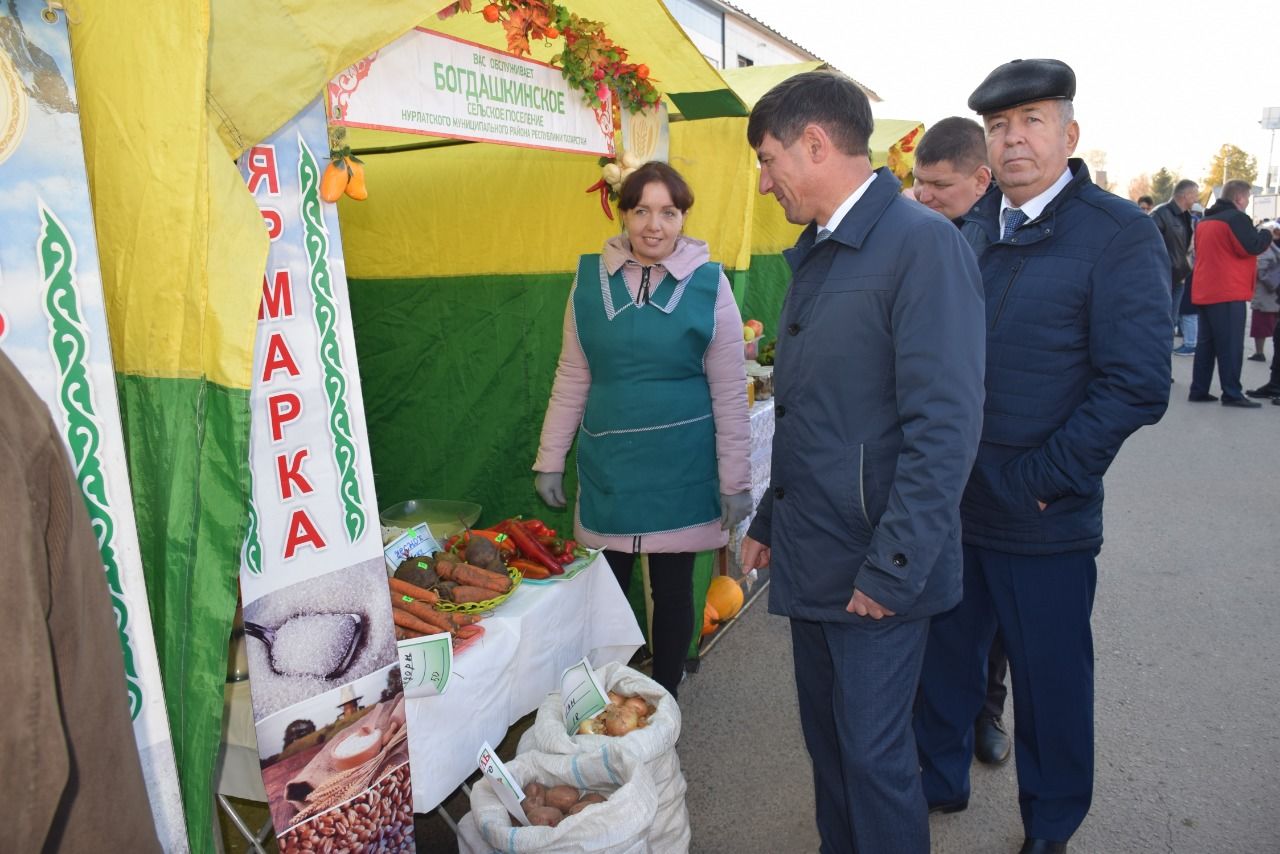 В Нурлате проходит ярмарка, посвященная Дню пожилых людей