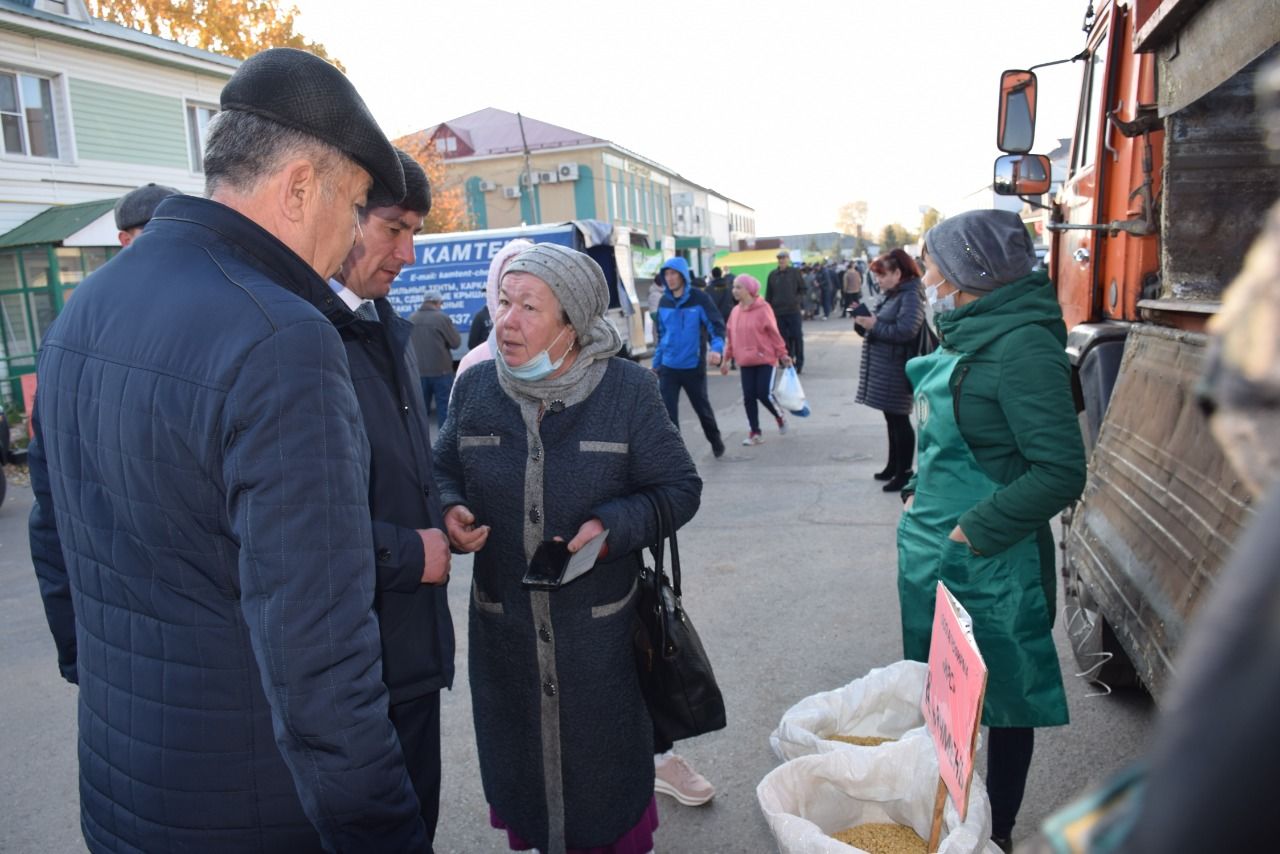 В Нурлате проходит ярмарка, посвященная Дню пожилых людей