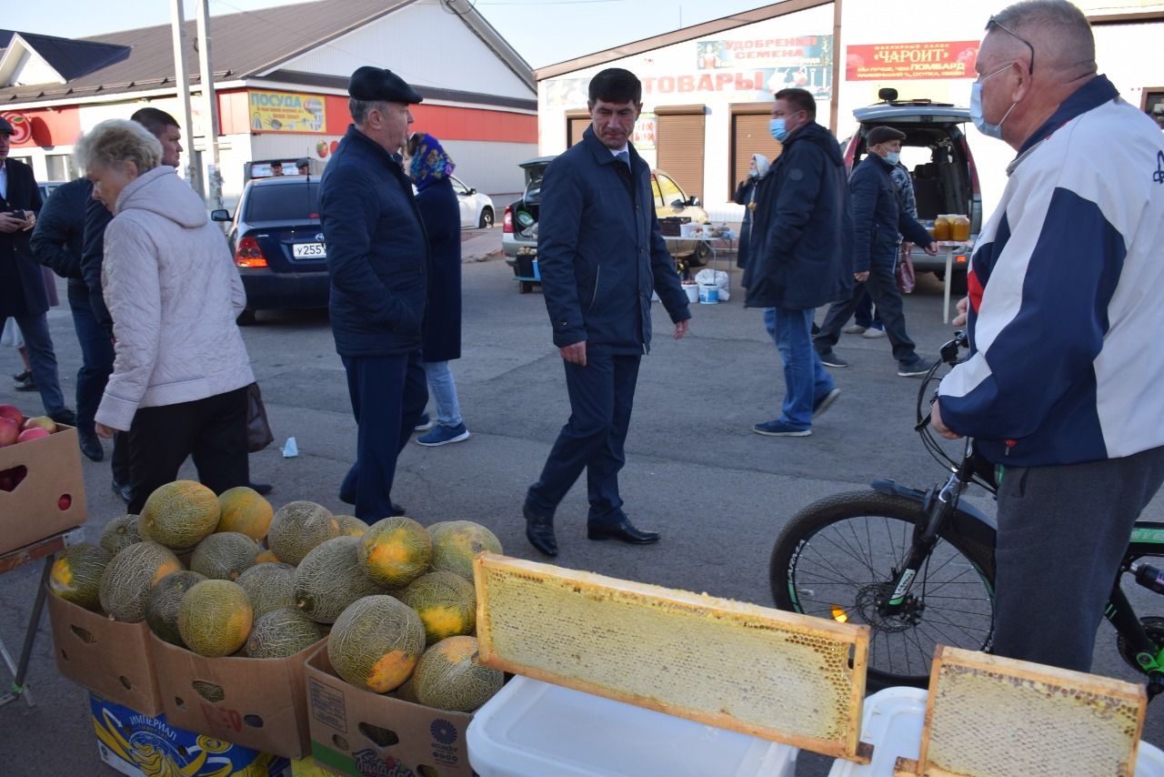 В Нурлате проходит ярмарка, посвященная Дню пожилых людей